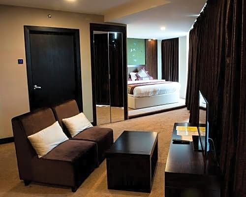 Фото Royale Signature Hotel