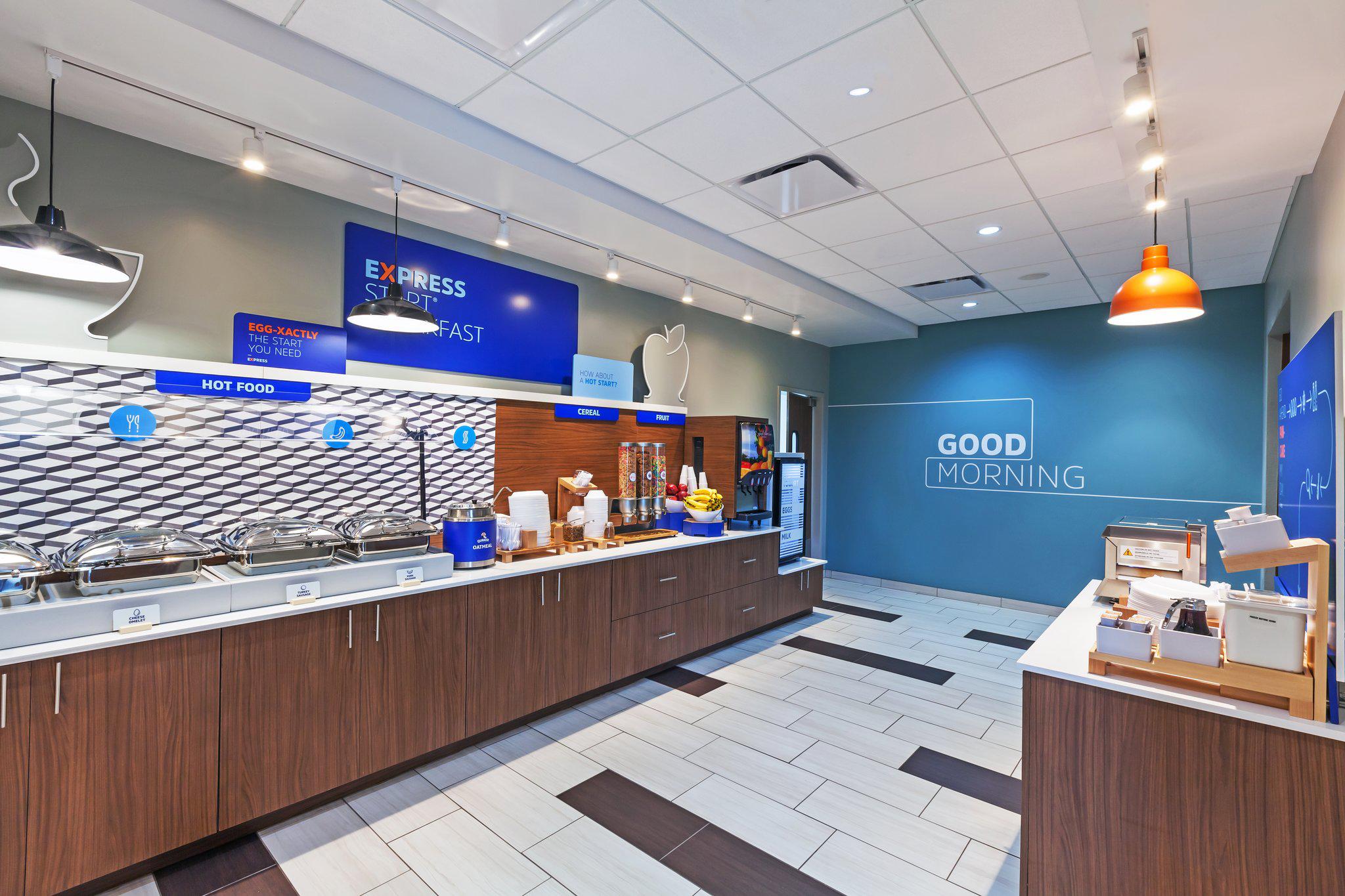Фото Holiday Inn Express & Suites Tulsa South - Woodland Hills, an Ihg Hotel