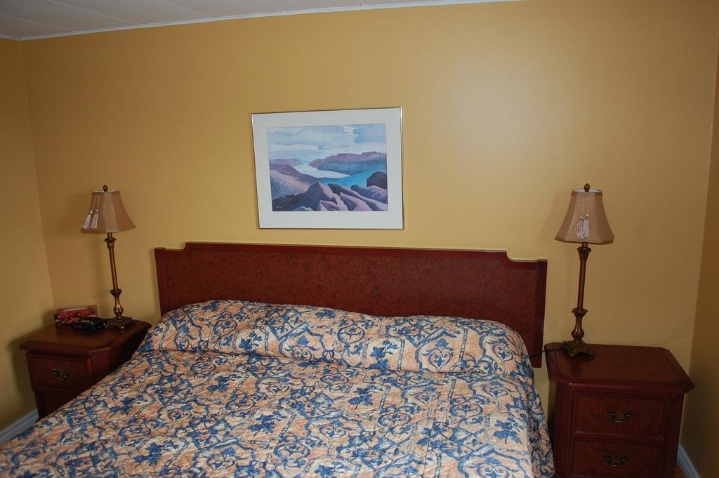 Фото Edge of the Avalon Inn