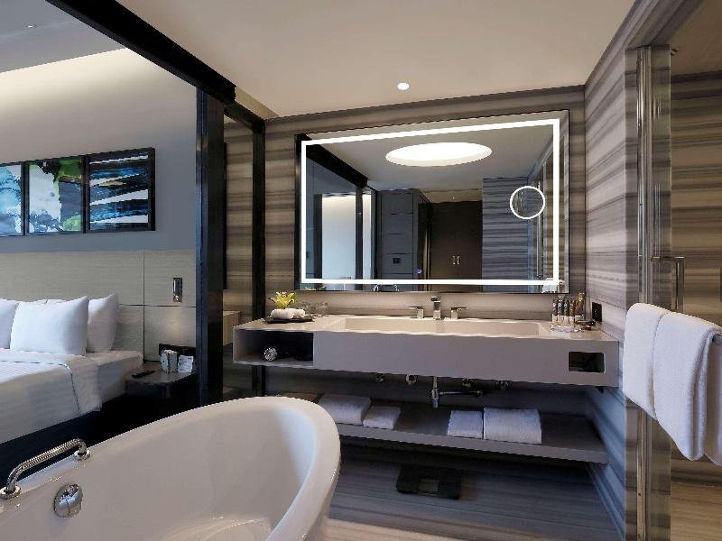 Фото Novotel Chennai Chamiers Road Hotel