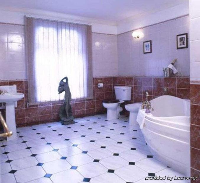 Фото Two Bridges Hotel