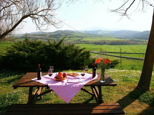 Гостиница Authentic Farmhouse in the Val D'orcia With Pool and Stunning Views в Пьенце