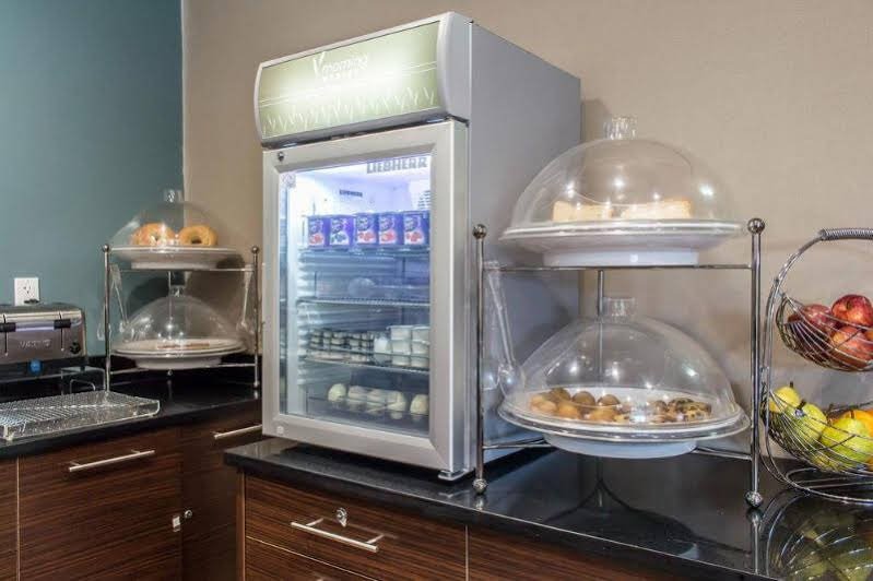 Фото Days Inn by Wyndham Brooklyn Borough Park