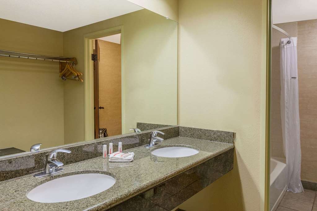 Фото Days Hotel by Wyndham Flagstaff