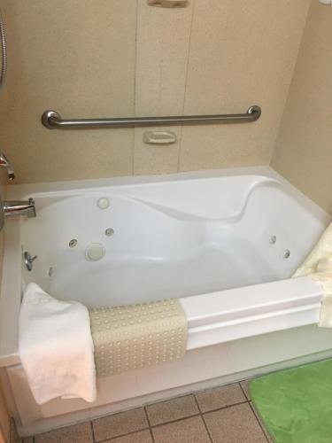 Фото SureStay Hotel by Best Western Castro Valley