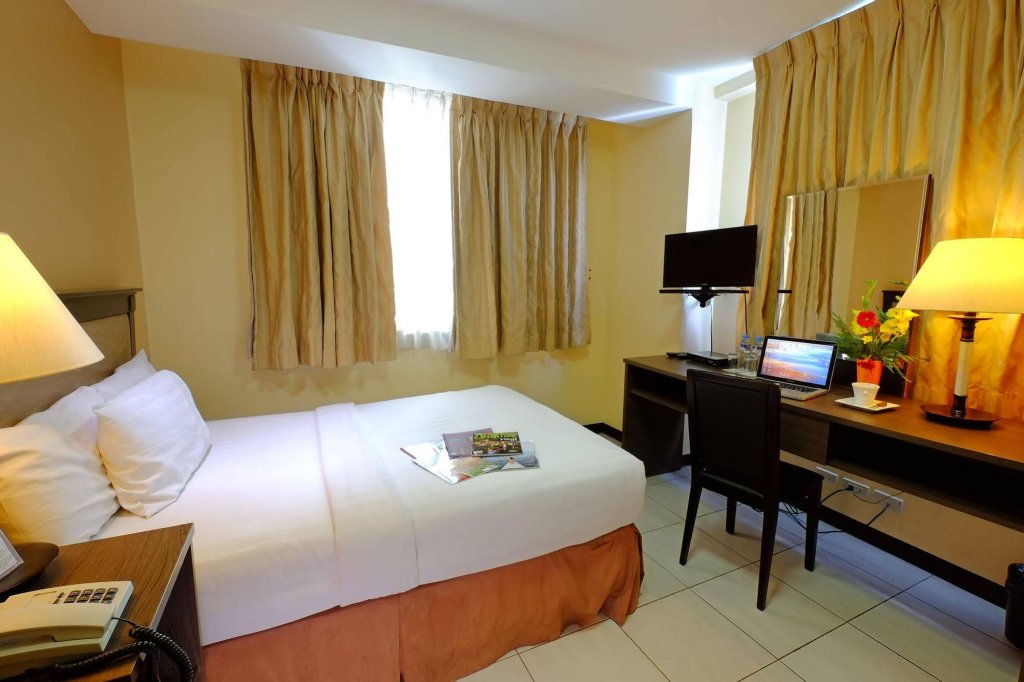 Фото Oyo 187 The Maxwell Hotel