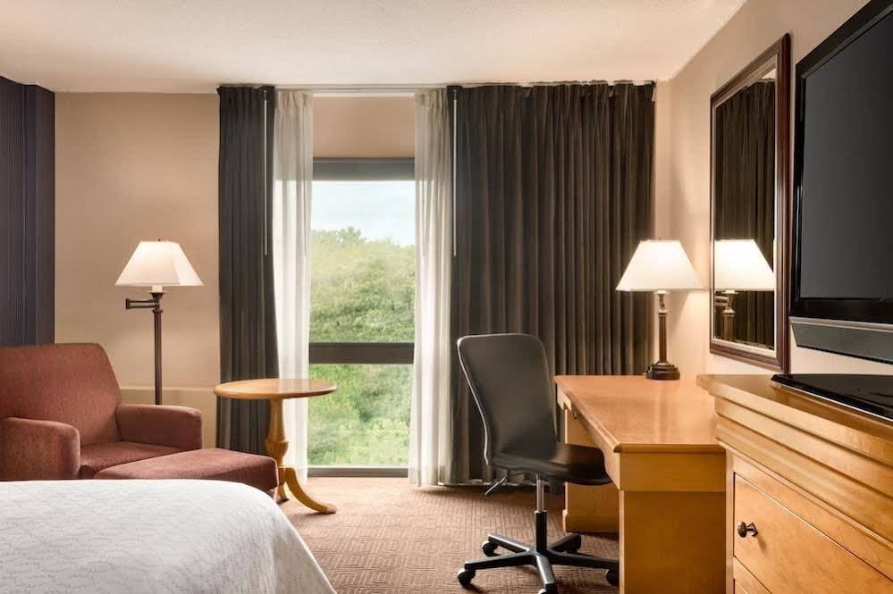 Фото Sheraton Madison Hotel