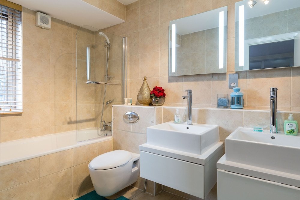 Фото The Oxford Street Retreat - Modern 3bdr in 2 Apartments