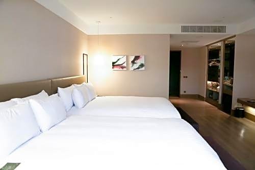 Фото The Gaya Hotel