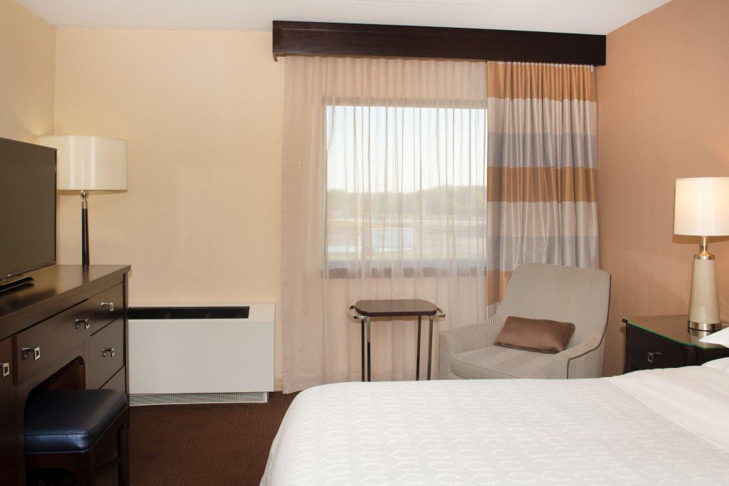 Фото Sheraton Milwaukee Brookfield Hotel