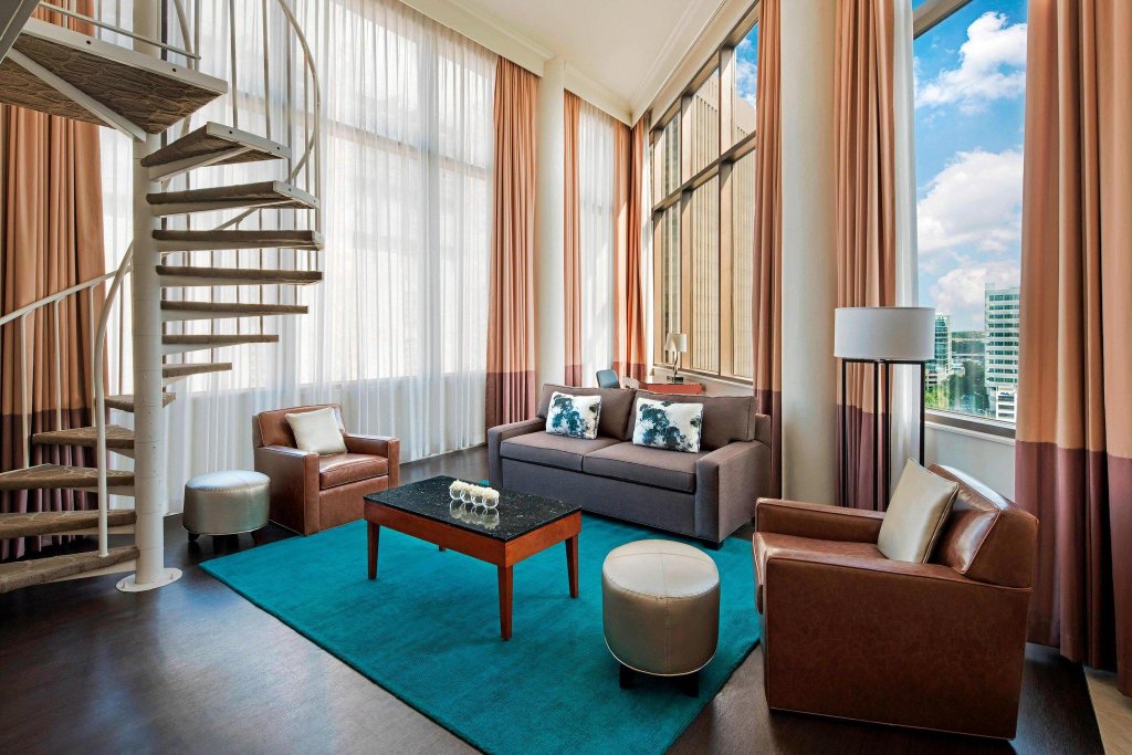 Фото Delta Hotels by Marriott Richmond Downtown