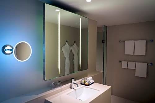 Фото Hilton Surfers Paradise Hotel & Residences