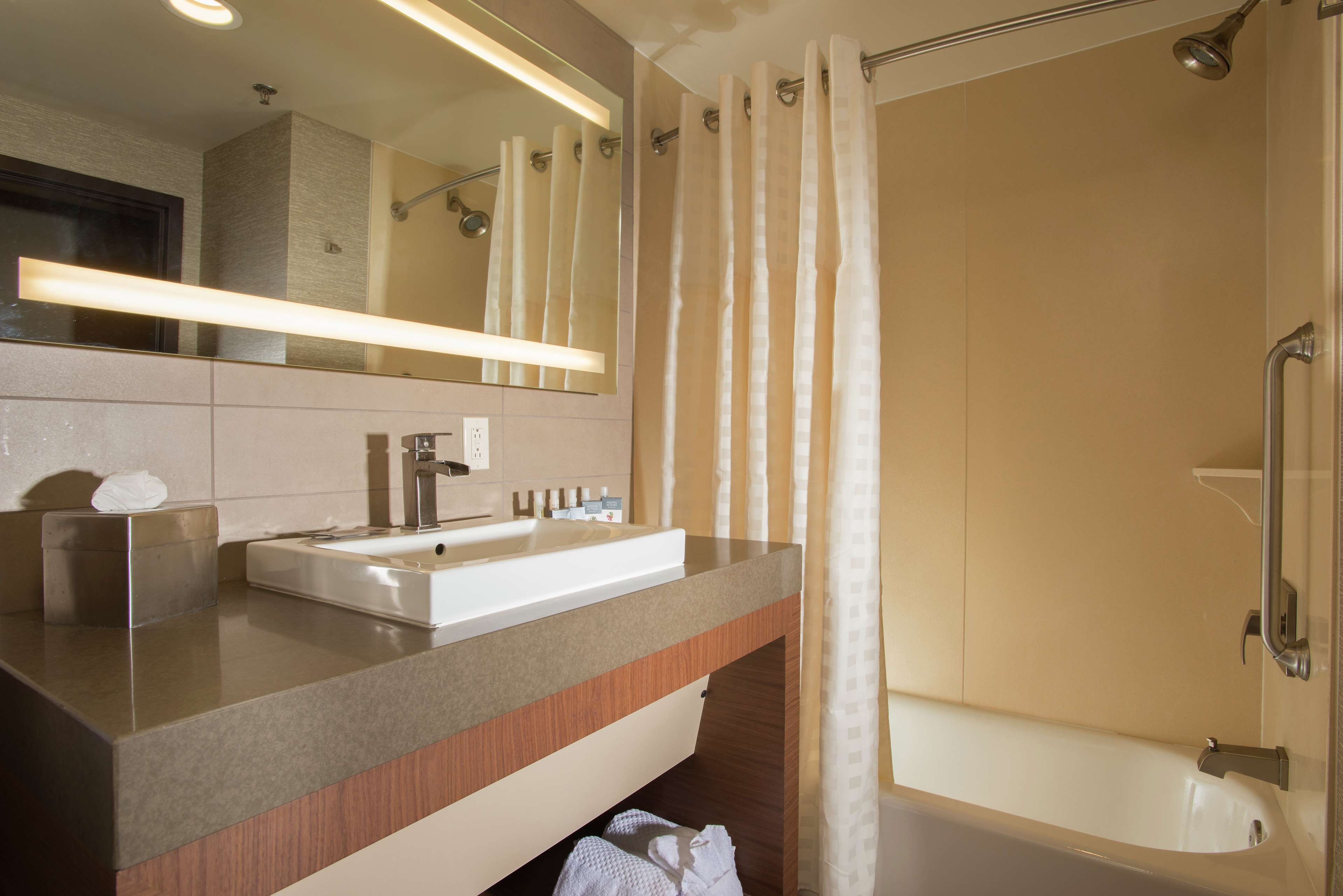 Фото The Broadway Columbia - a DoubleTree by Hilton