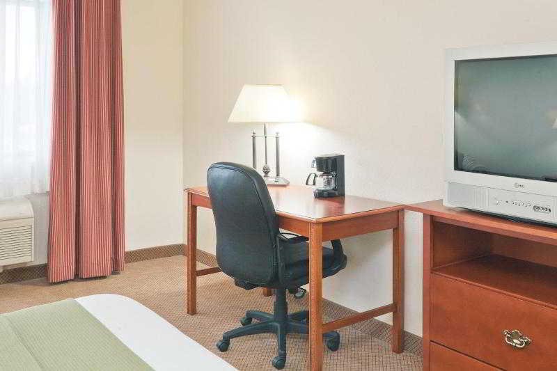 Фото Holiday Inn Express Dalian City Center