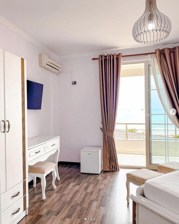 Фото Hotel Majestic