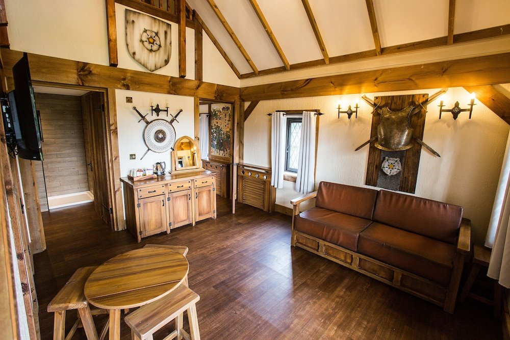 Фото Warwick Castle Knight's Village