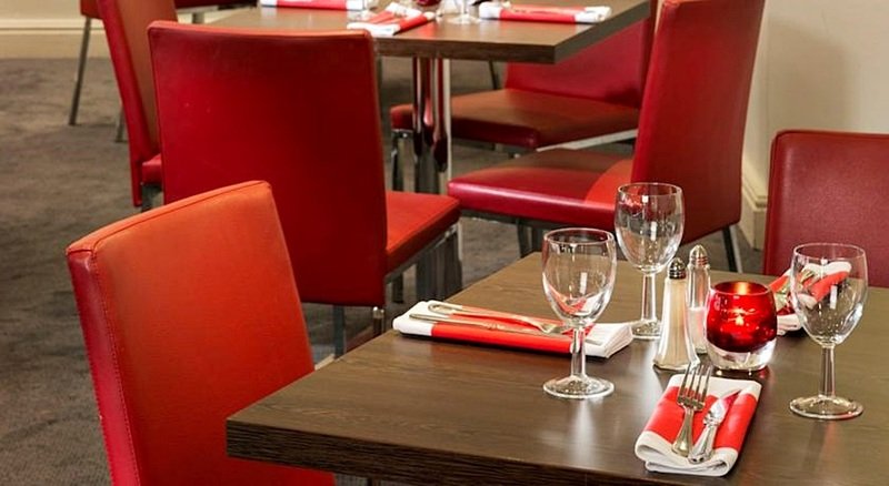 Фото Mercure Cardiff North Hotel