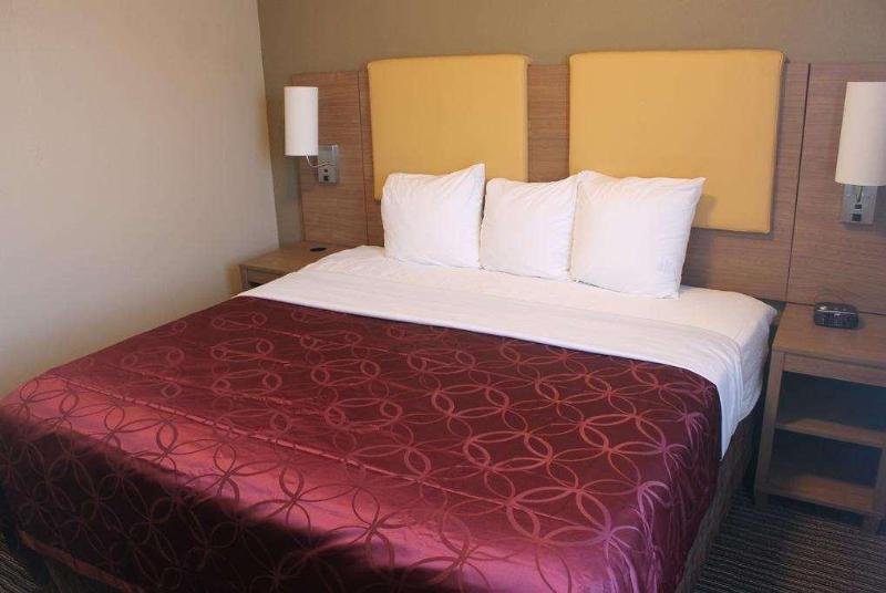 Фото Days Inn by Wyndham Brooklyn Borough Park