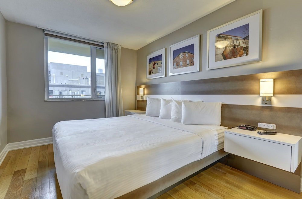 Фото Town Inn Suites