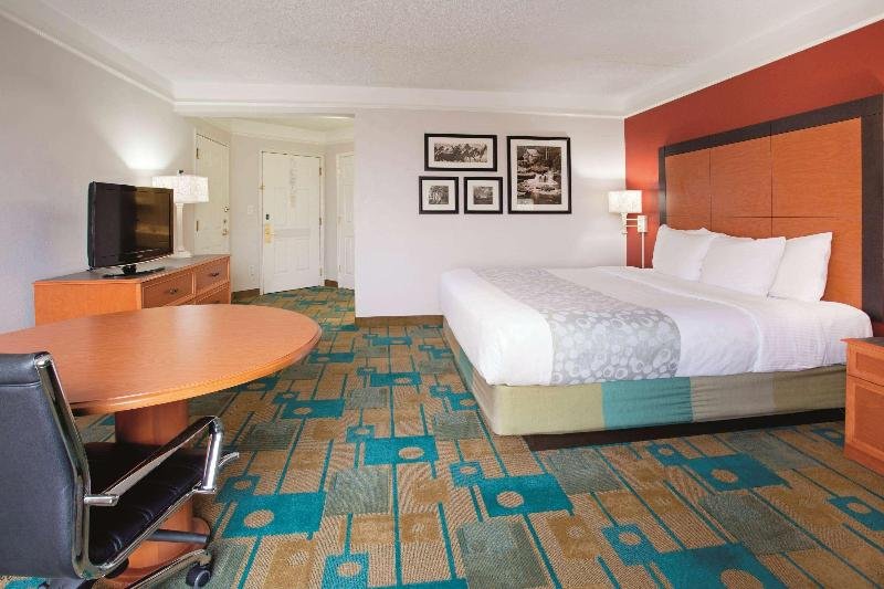 Фото La Quinta Inn & Suites by Wyndham Albuquerque West