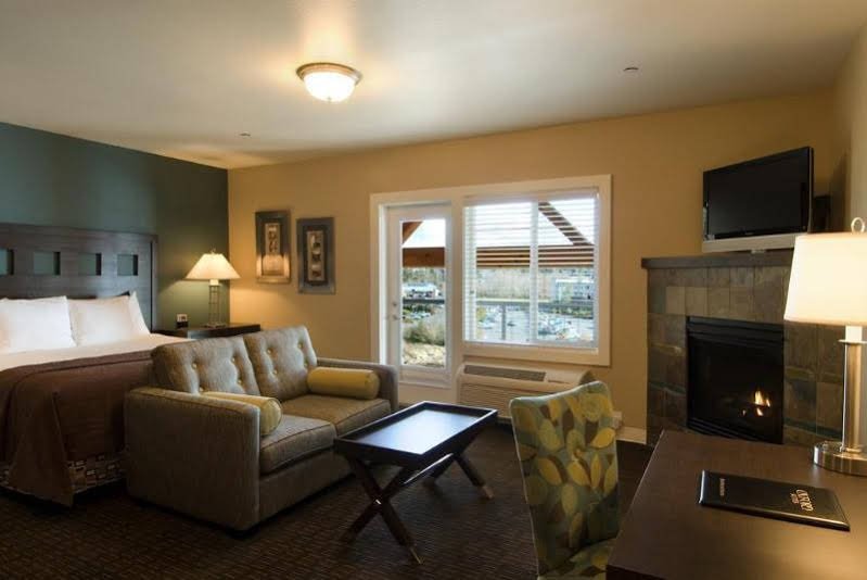 Фото Oxford Suites Silverdale