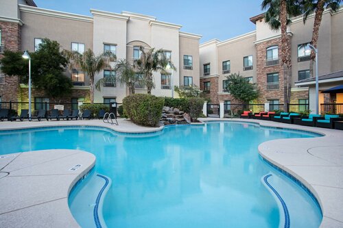 Гостиница Holiday Inn Express & Suites Phoenix - Glendale Sports Dist, an Ihg Hotel в Глендейле