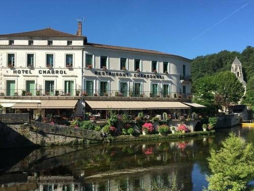 Внешний вид отеля Hotel Restaurant Charbonnel в Брантом-en-Перигоре, фото 1