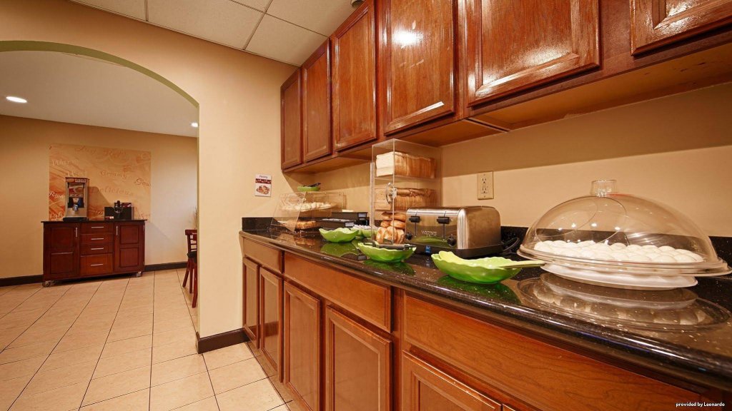 Фото SureStay Hotel by Best Western East Brunswick