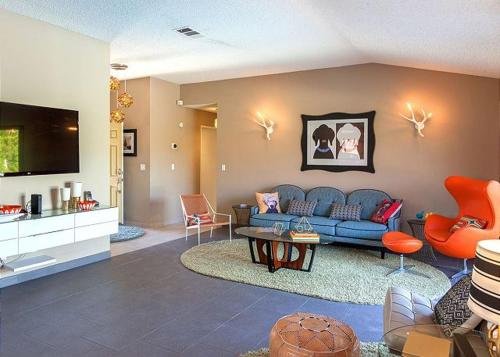 Фото Vibrant in Palm Springs by RedAwning