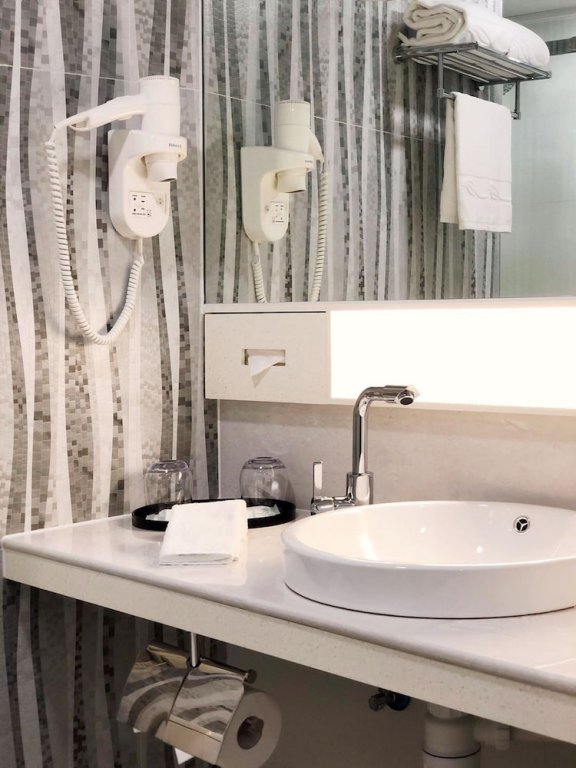 Фото South Pacific Hotel