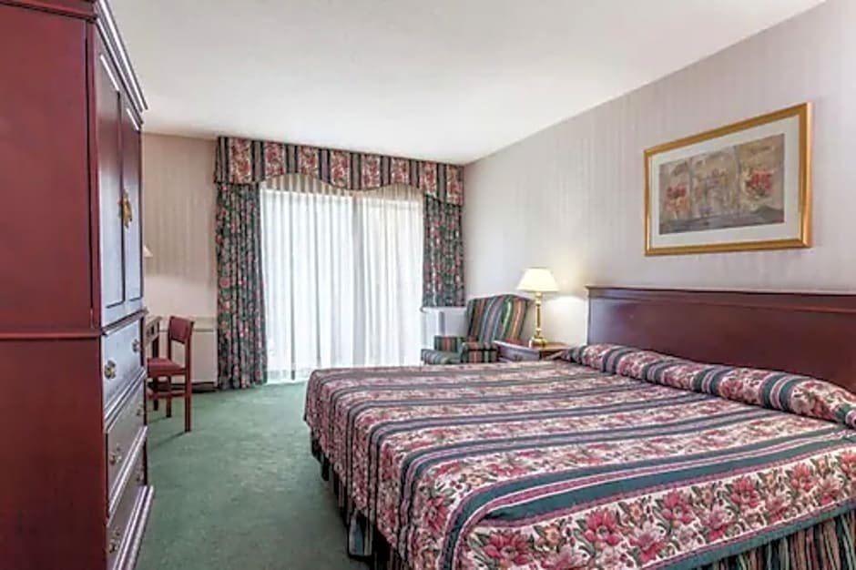 Фото Knights Inn Toronto East