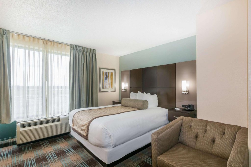 Фото Wingate by Wyndham - Orlando International Airport