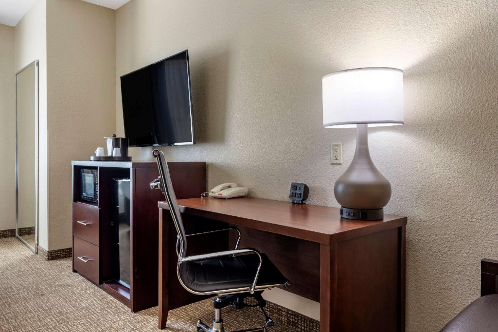 Фото Comfort Suites Plano - Dallas North