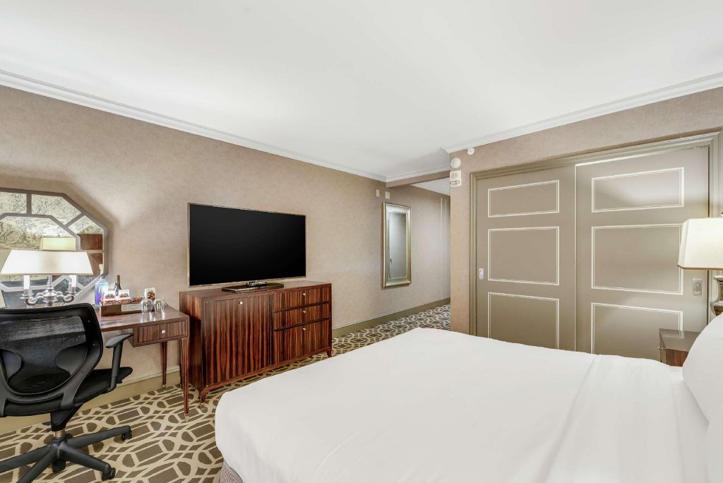 Фото The Madison Hotel