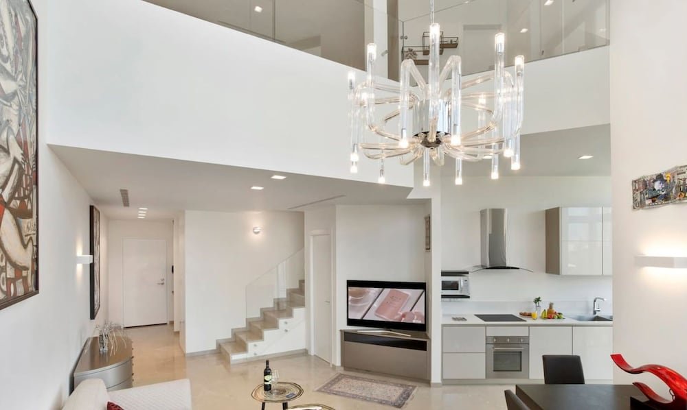 Фото Deluxe Loft 2br White City by HolyGuest