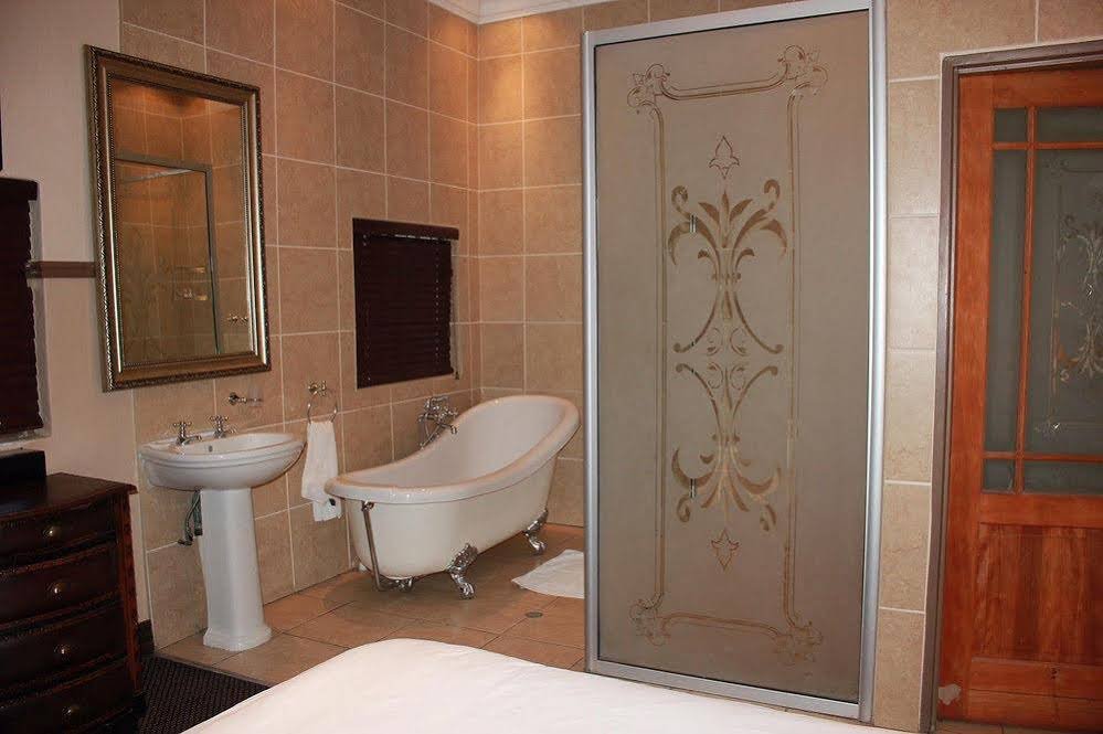 Фото The Halfway House Hotel