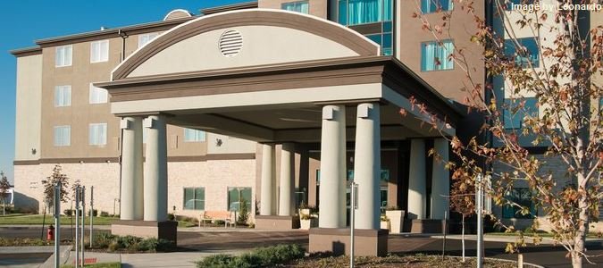 Фото Holiday Inn Express and Suites Kansas City Airport, an Ihg Hotel