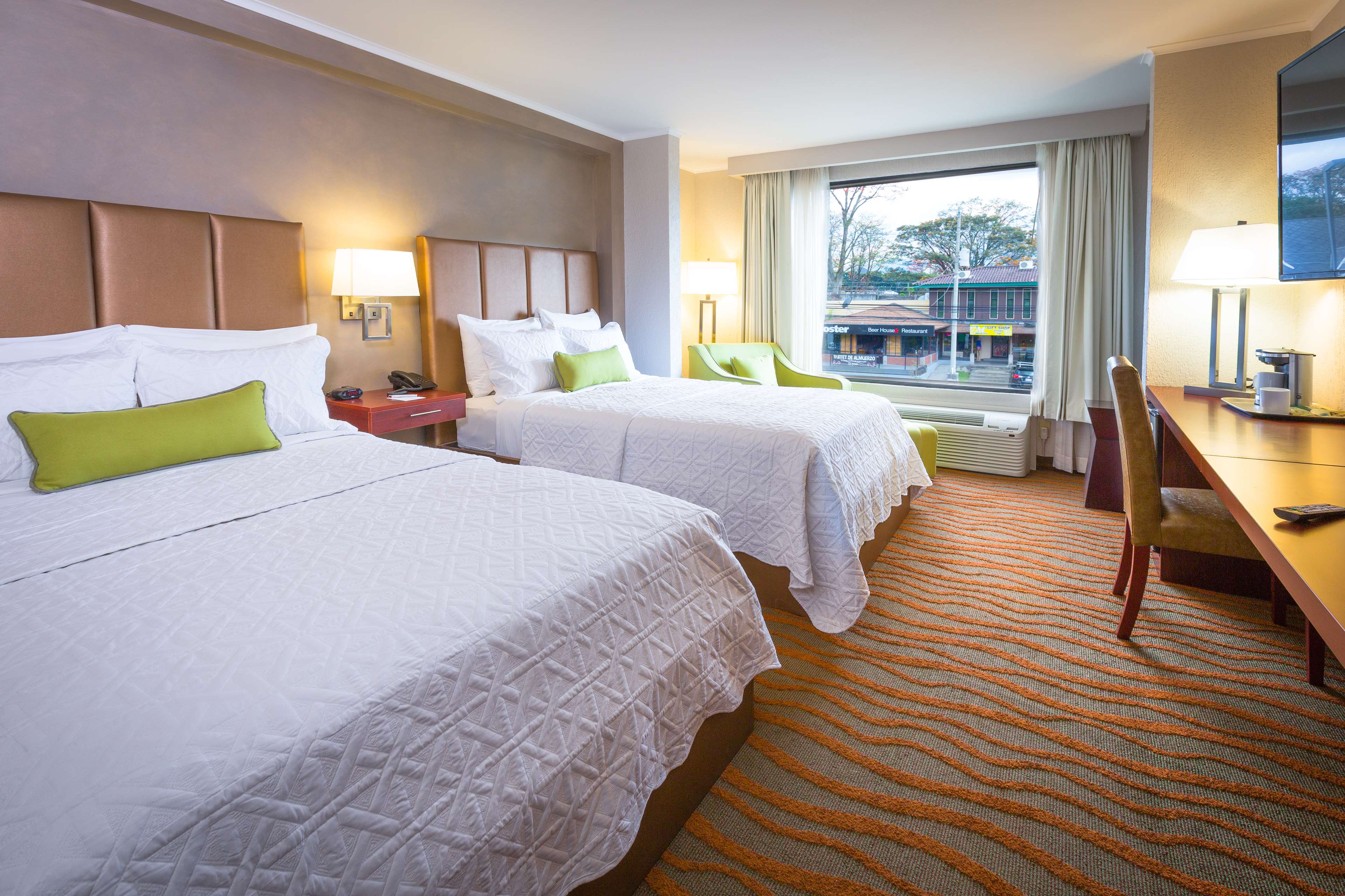 Фото Irazu Hotel & Studios