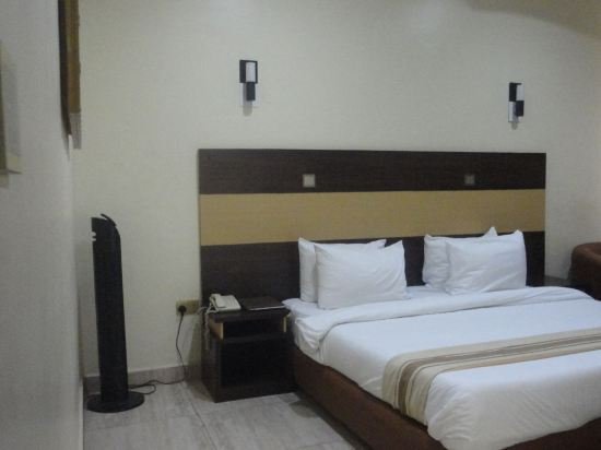 Фото Caesar's Court Hotel and Suites