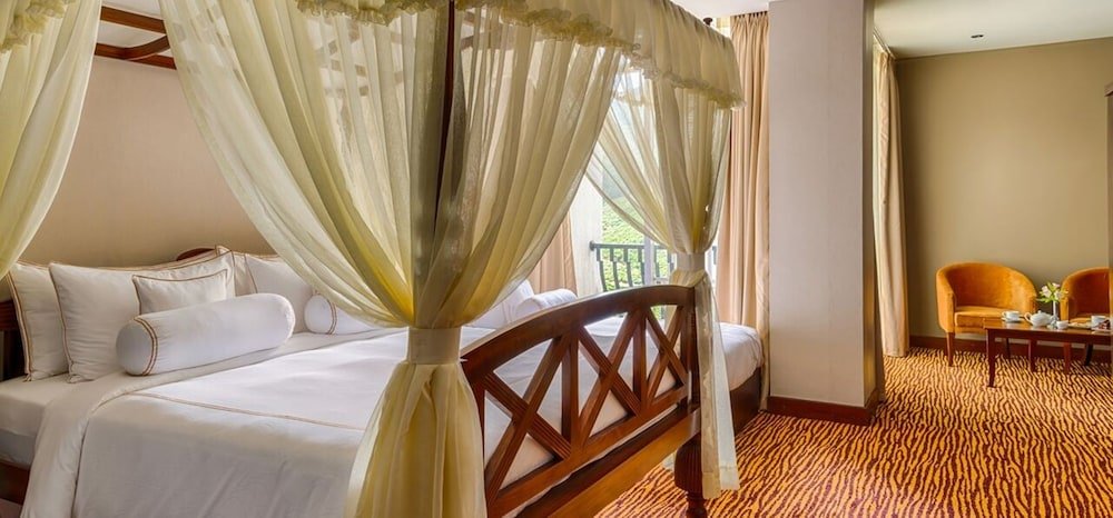 Фото The Golden Ridge Hotel