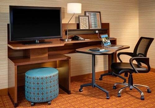 Гостиница Fairfield Inn & Suites Springfield Northampton/Amherst