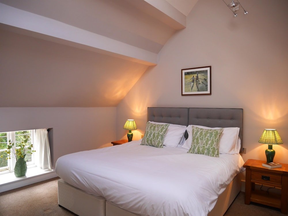 Фото Bear and Ragged Staff