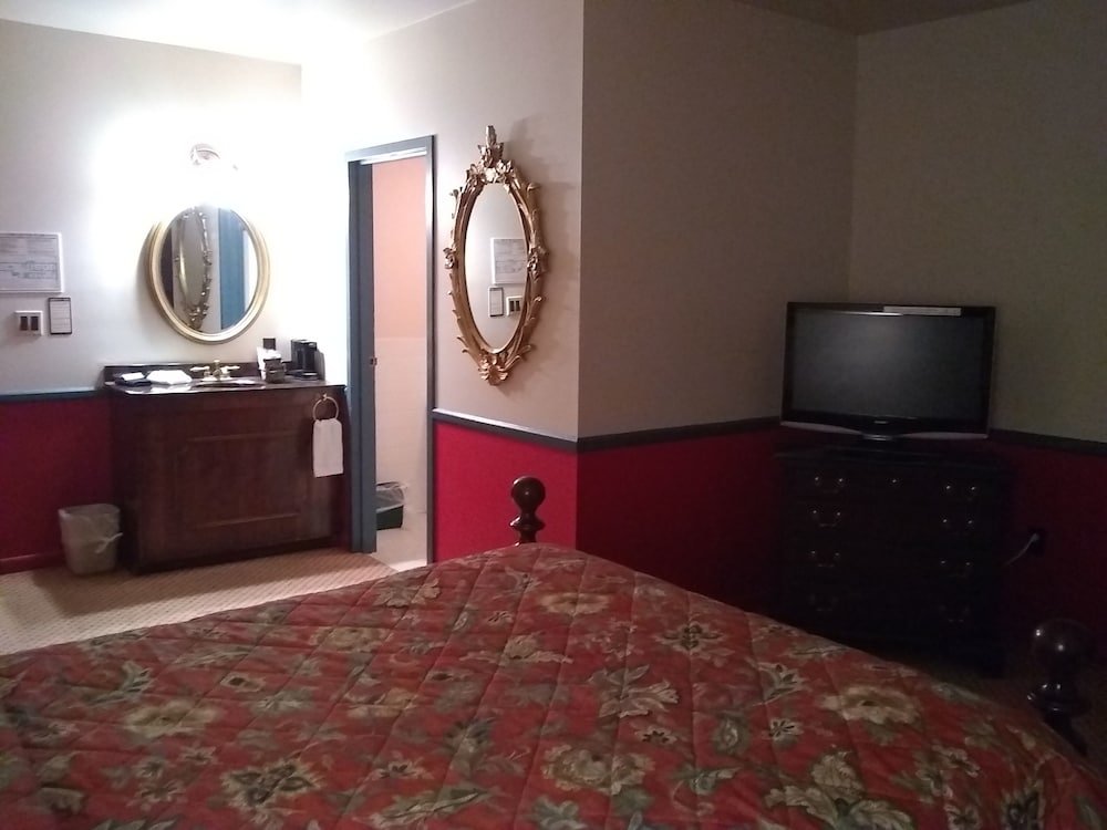 Фото The Charles Inn at Vacationland Inns