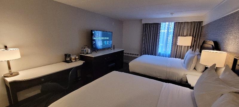 Фото Sheraton Milwaukee Brookfield Hotel