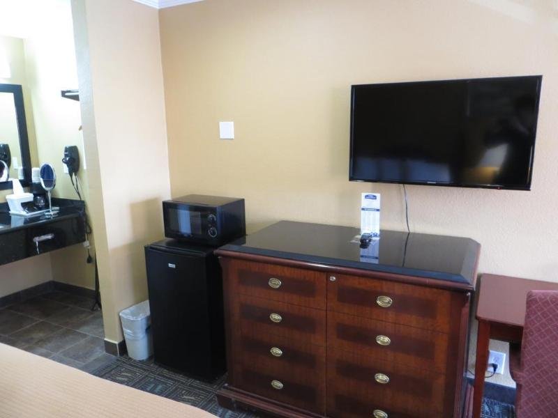 Фото Howard Johnson by Wyndham San Diego State University Area