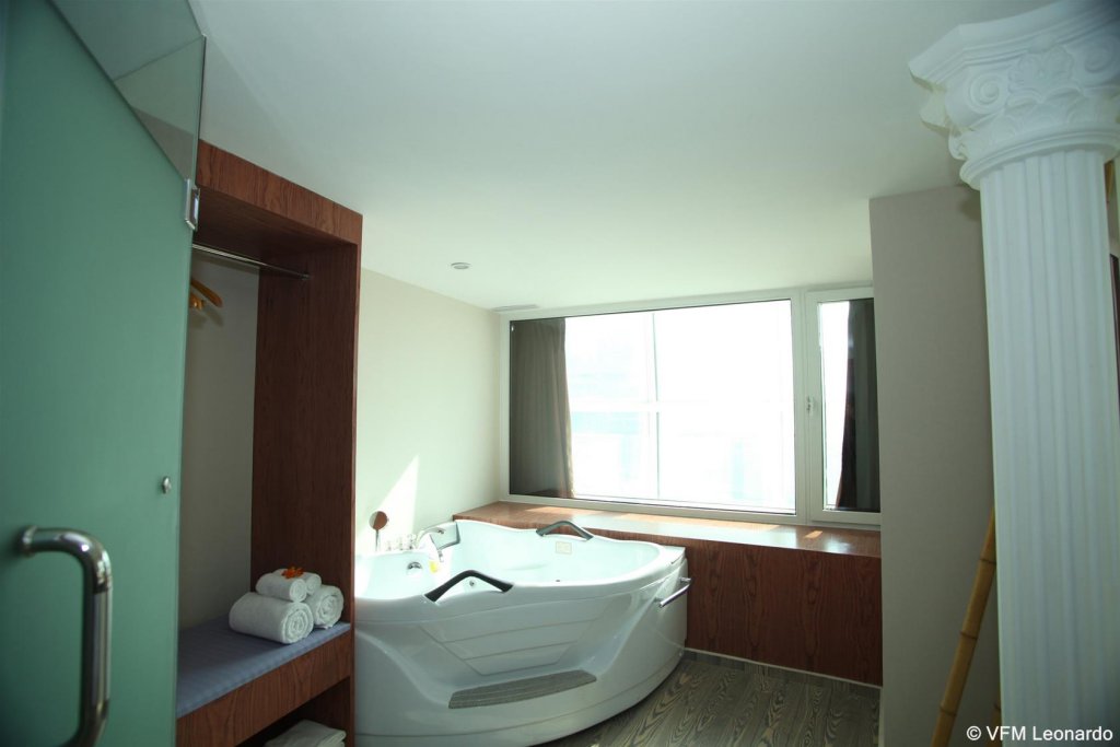 Фото Oriental Riverside Bund View Hotel