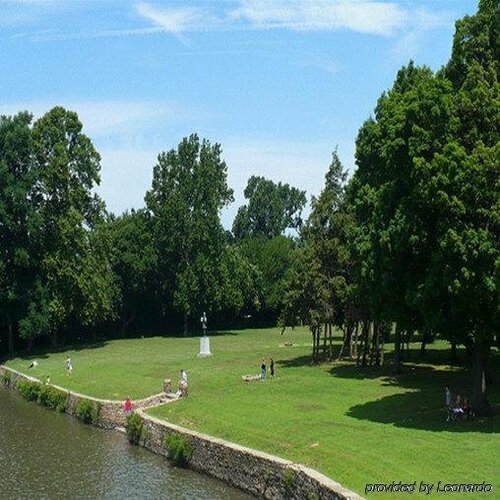 Внешний вид отеля Airport Waterfront Inn в Тиникуме Тауншипе, фото 5