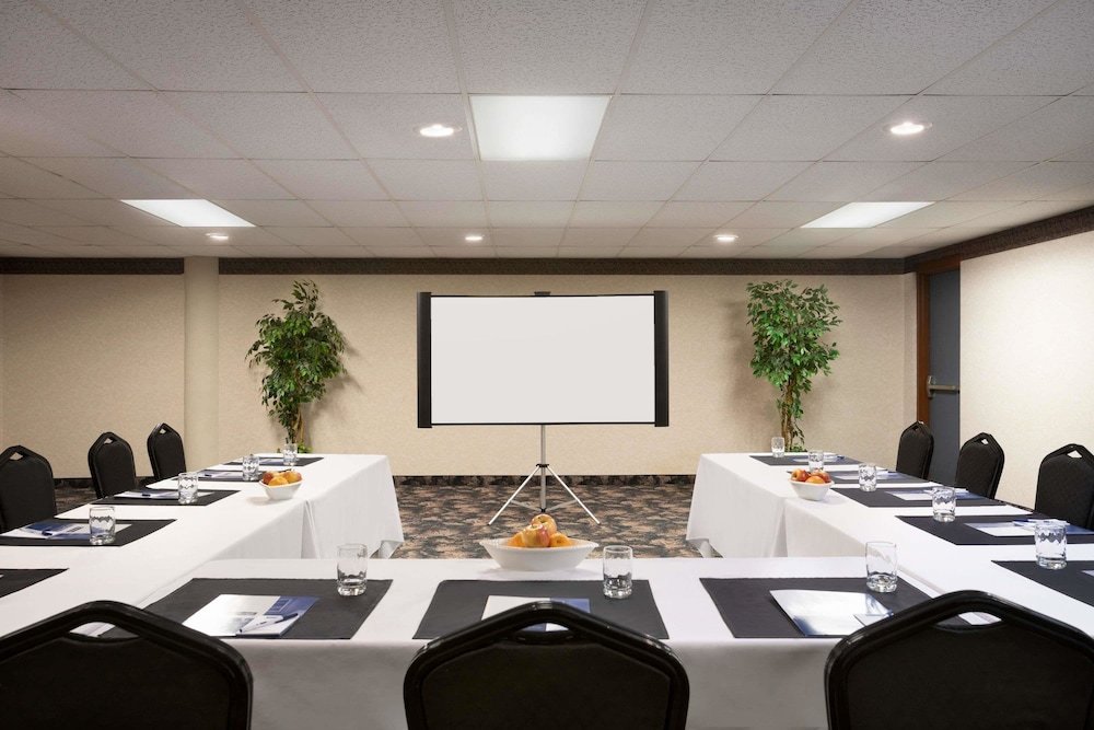 Фото Travelodge by Wyndham Whitecourt Conference Centre & Suites