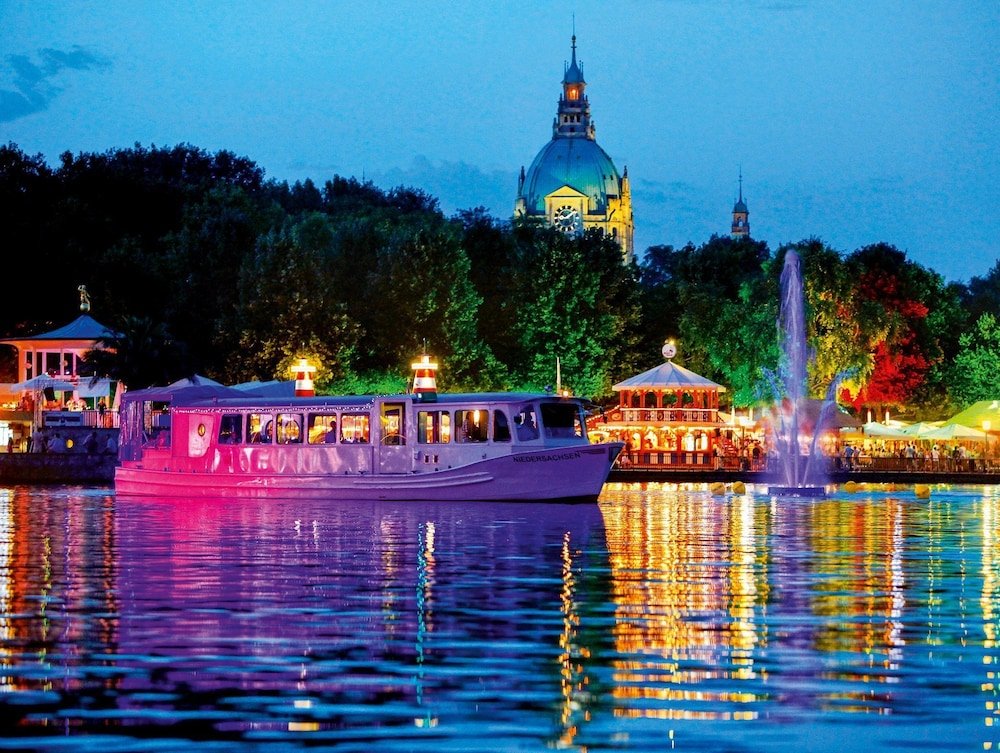 Фото DoubleTree by Hilton Hannover Schweizerhof