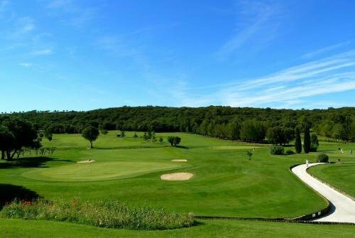 Гостиница Golf & Résidence de Nîmes Vacquerolles в Ниме